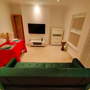  Apartment Fully-equipped Flat In The Of United Kingdom